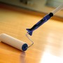 LUX Felt-Roller 15 cm mit Softgriff beim Auftragen von Lack auf Holzboden.