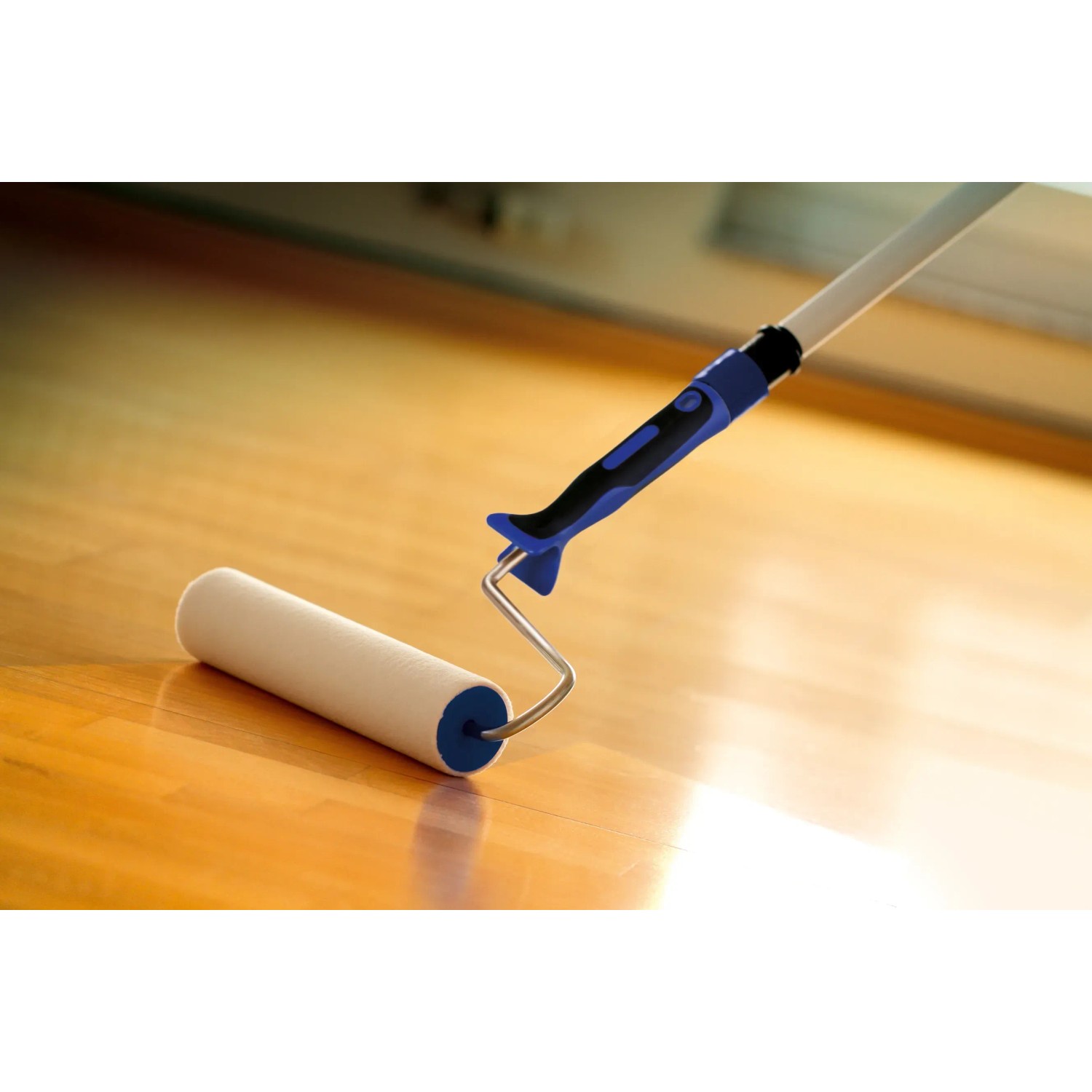 LUX Felt-Roller 15 cm mit Softgriff beim Auftragen von Lack auf Holzboden.