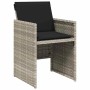 Gartenstuhl aus Poly Rattan, hellgrau mit schwarzen Kissen, Teil der 5-tlg. Essgruppe.