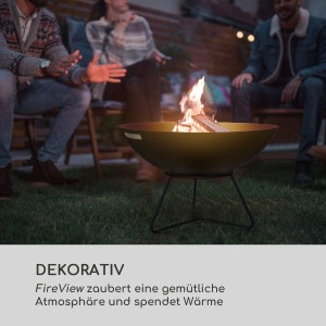 Blumfeldt Orbit 3-in-1 Feuerschale mit Feuer im Garten, umgeben von Personen.