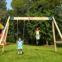 Hy-Land Doppelschaukel aus Kiefernholz mit zwei Kindern im Garten.
