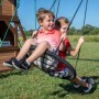 Kinder schaukeln auf der Netzschaukel des Backyard Discovery Cedar Cove Spielturms.