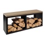 Schwarzes Metall-Brennholzregal mit heller Holzbank, zwei Fächer gefüllt mit Kaminholz. Modernes Brennholzlager.