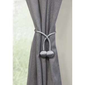 Silberner Gardinia Raffhalter Flex-S mit Magnet, 2 Stück, an grauer Gardine.