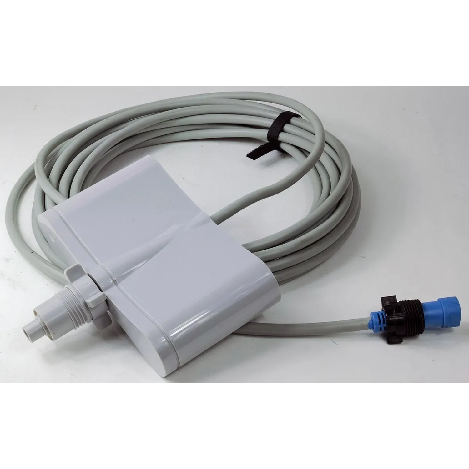 Interline Pool Roboter Jellyfish 5220: graues Kabel mit weißem Gehäuse und blauem Stecker.