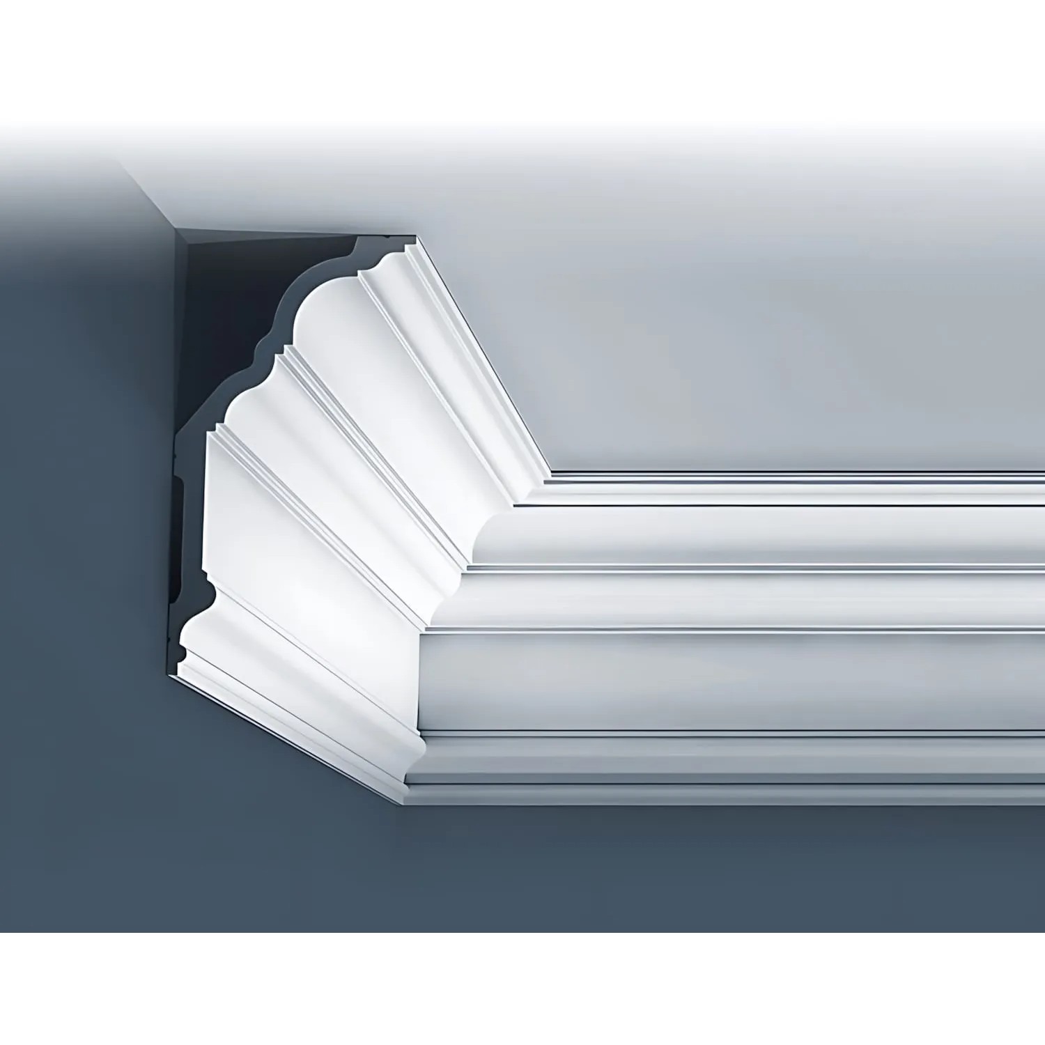 Weißes Orac Luxxus Eckleisten Musterstück, 10 cm, mit klassischem Zierprofil an Wand und Decke.