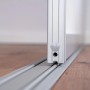 Detailaufnahme: Silbernes 2-spuriges Schienen-Baupaket Profil für Schiebetüren.