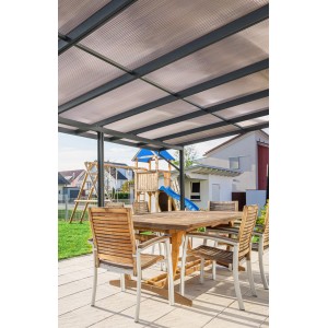 Anthrazitfarbenes Gutta Terrassendach Premium mit Stegplatten und Sitzgruppe im Garten.