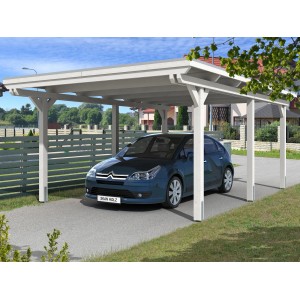 Weißes Skan Holz Einzelcarport aus Leimholz mit Auto. Flaches Dach mit Regenrinne und stabilen Pfosten.