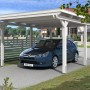 Weißes Skan Holz Einzelcarport aus Leimholz mit Auto. Flaches Dach mit Regenrinne und stabilen Pfosten.