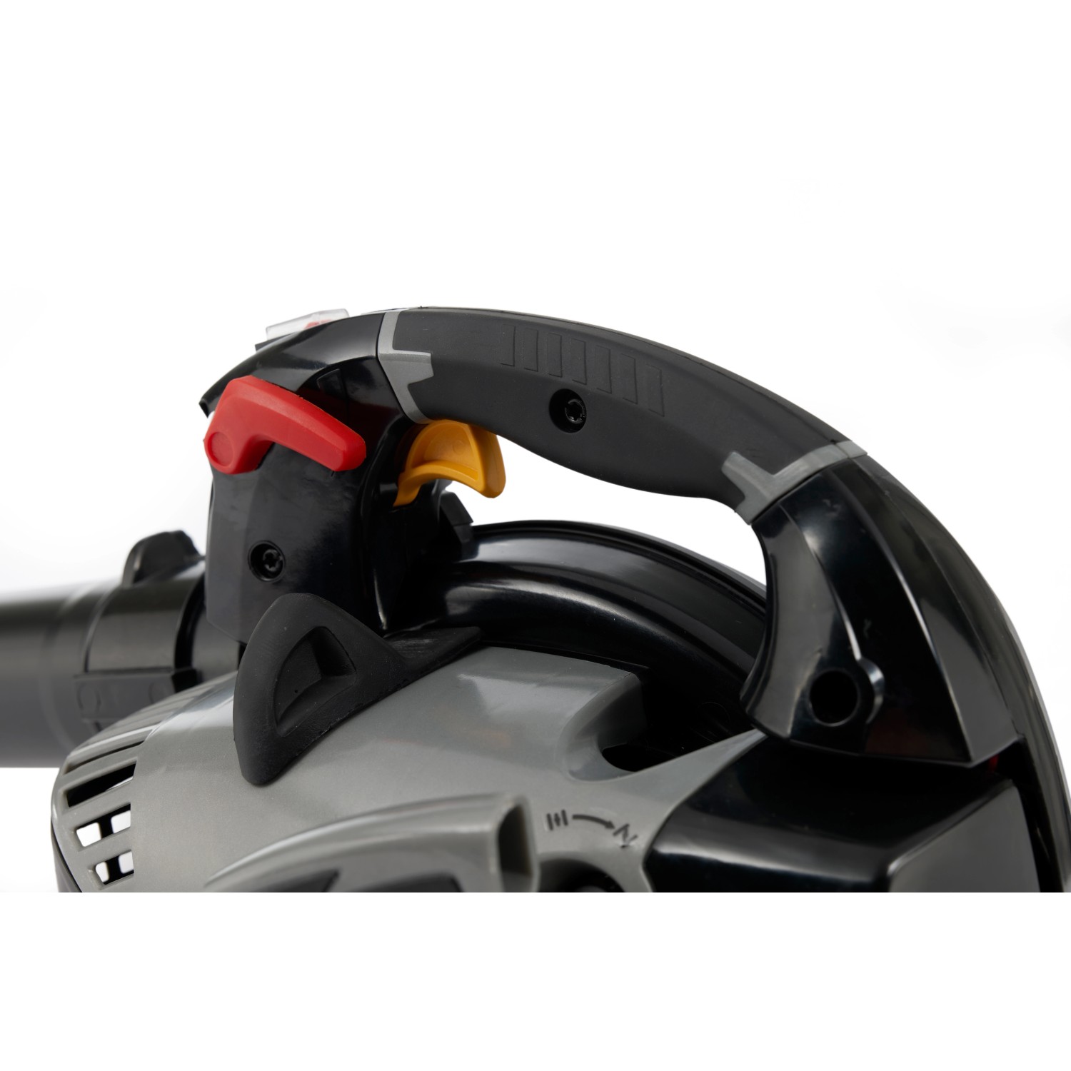 Detailaufnahme des Griffs eines Alpina Benzin-Laubbläsers ABL 27 V mit Bedienelementen.