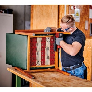 Mann arbeitet mit Einhell Kompressor TC-AC 190/24/8 an einem Stuhl.