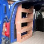 Monster Racking Peugeot Partner II Regalsystem für Autozubehör, 4 Regale aus Holz im Lieferwagen.