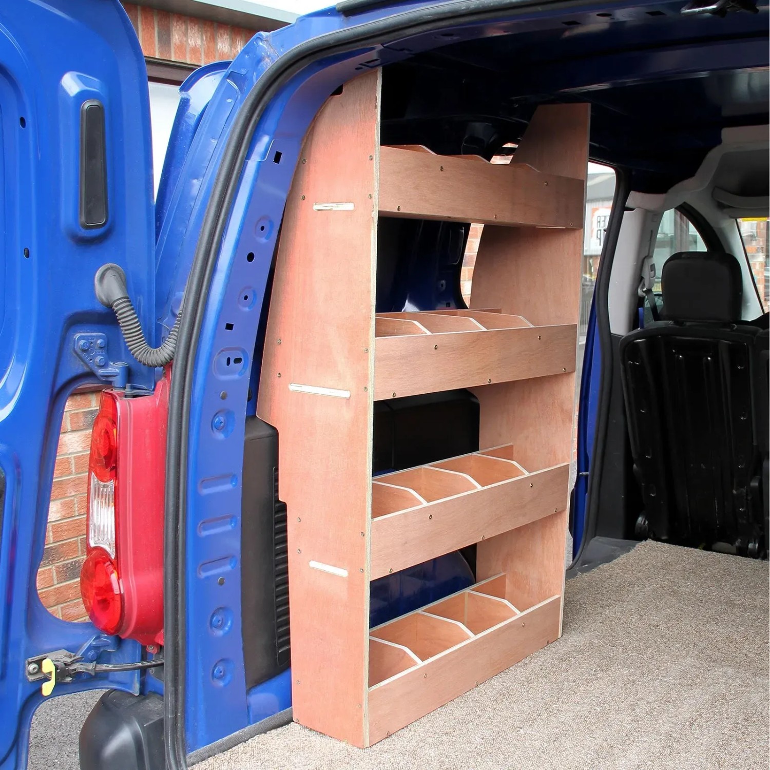 Monster Racking Peugeot Partner II Regalsystem für Autozubehör, 4 Regale aus Holz im Lieferwagen.