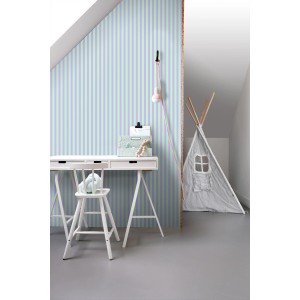 ESTAhome Vliestapete mit lila-grünen Streifen an einer Wand. Modernes Zimmer mit Schreibtisch und Zelt.