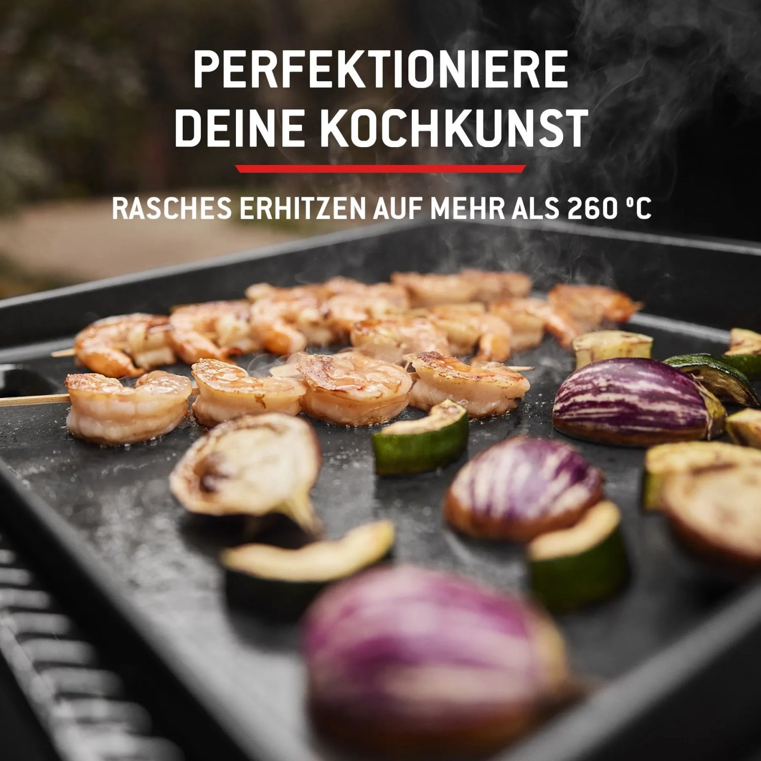 Weber Gasgrill Slate GPD Premium Plancha 71 cm: Grillplatte mit Garnelen und Gemüse.