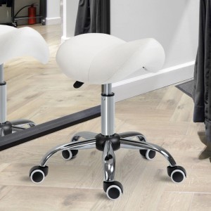 Weißer HOMCOM Rollhocker mit Sattelsitz, gepolstert, höhenverstellbar, auf Chromfuß mit Rollen. Ideal für Kosmetikstudio.
