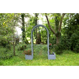 Grauer KHW Rosenbogen mit Pflanzkästen im Garten.