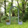 Grauer KHW Rosenbogen mit Pflanzkästen im Garten.