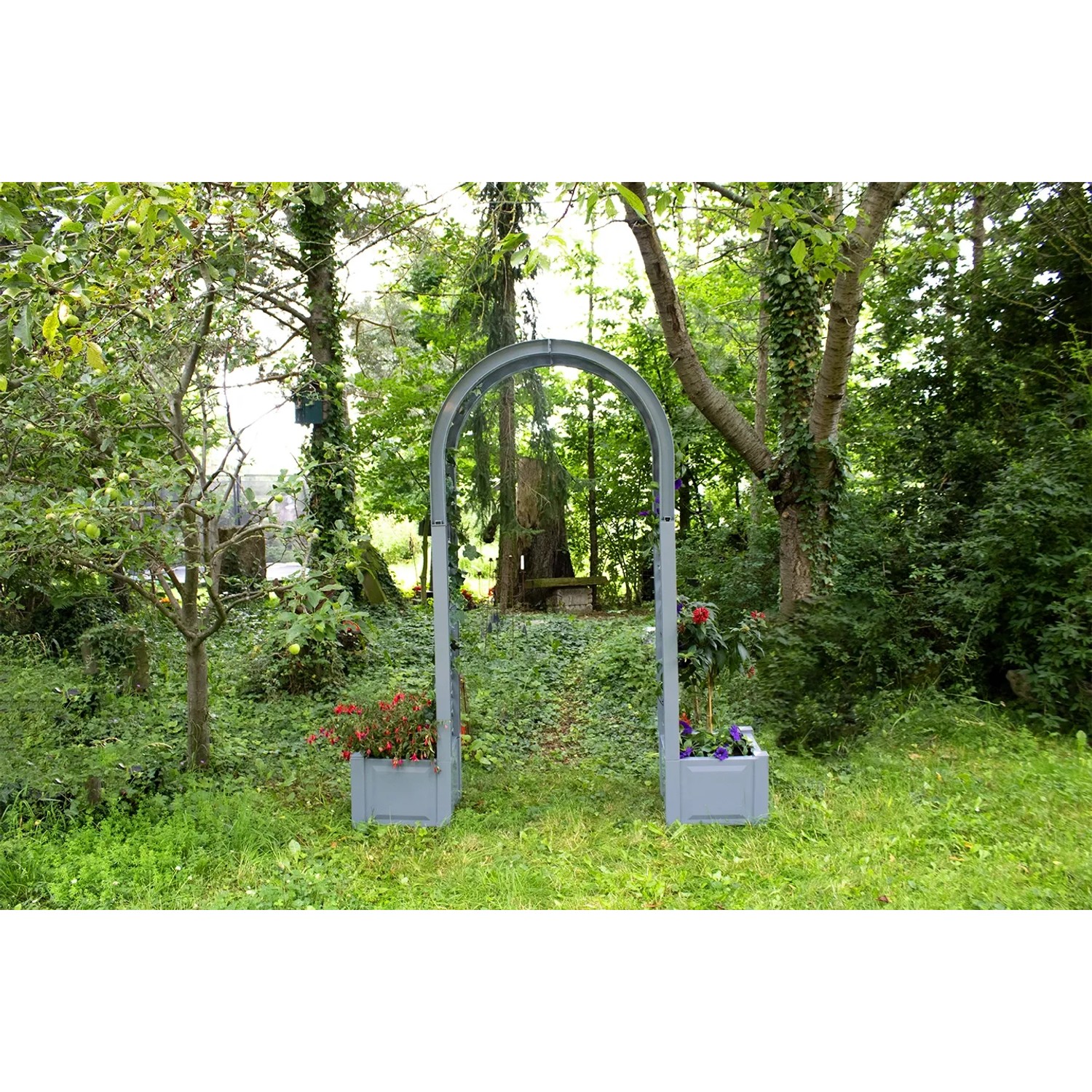 Grauer KHW Rosenbogen mit Pflanzkästen im Garten.