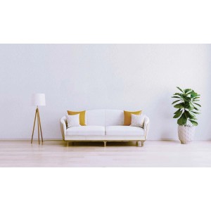 Raum mit floraler Tadessi Vliestapete Lenni, weißem Sofa, Stehlampe und Pflanze.