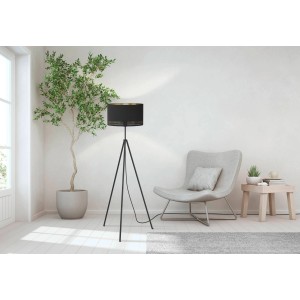 Schwarze Eglo Stehleuchte Esteperra mit goldenem Lampenschirm und Dreibein-Gestell.