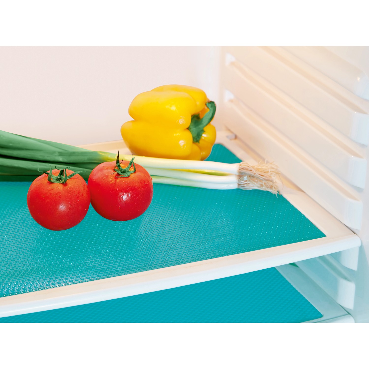 Türkis Kühlschrankmatte 50x50 cm im Kühlschrank mit Gemüse.