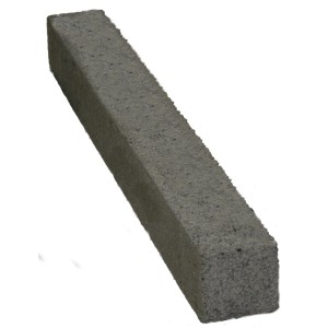 Grauer Betonsturz, 11,3x11,5x100 cm, zur Überdeckung von Fenster- und Türöffnungen.