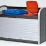 Biohort StoreMax 160 Gartenbox in Dunkelgrau-Metallic mit zwei Mülltonnen.