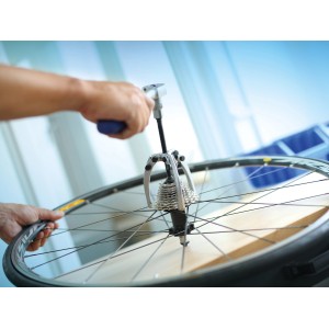 LUX 3-armiger Abzieher Comfort 90 mm im Einsatz an einem Fahrrad.
