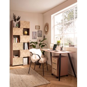 Moderner Schildmeyer Schreibtisch Piazza in Mauve mit schwarzem Metallgestell im Home Office. Stilvoller Bürotisch mit Laptop und Deko.