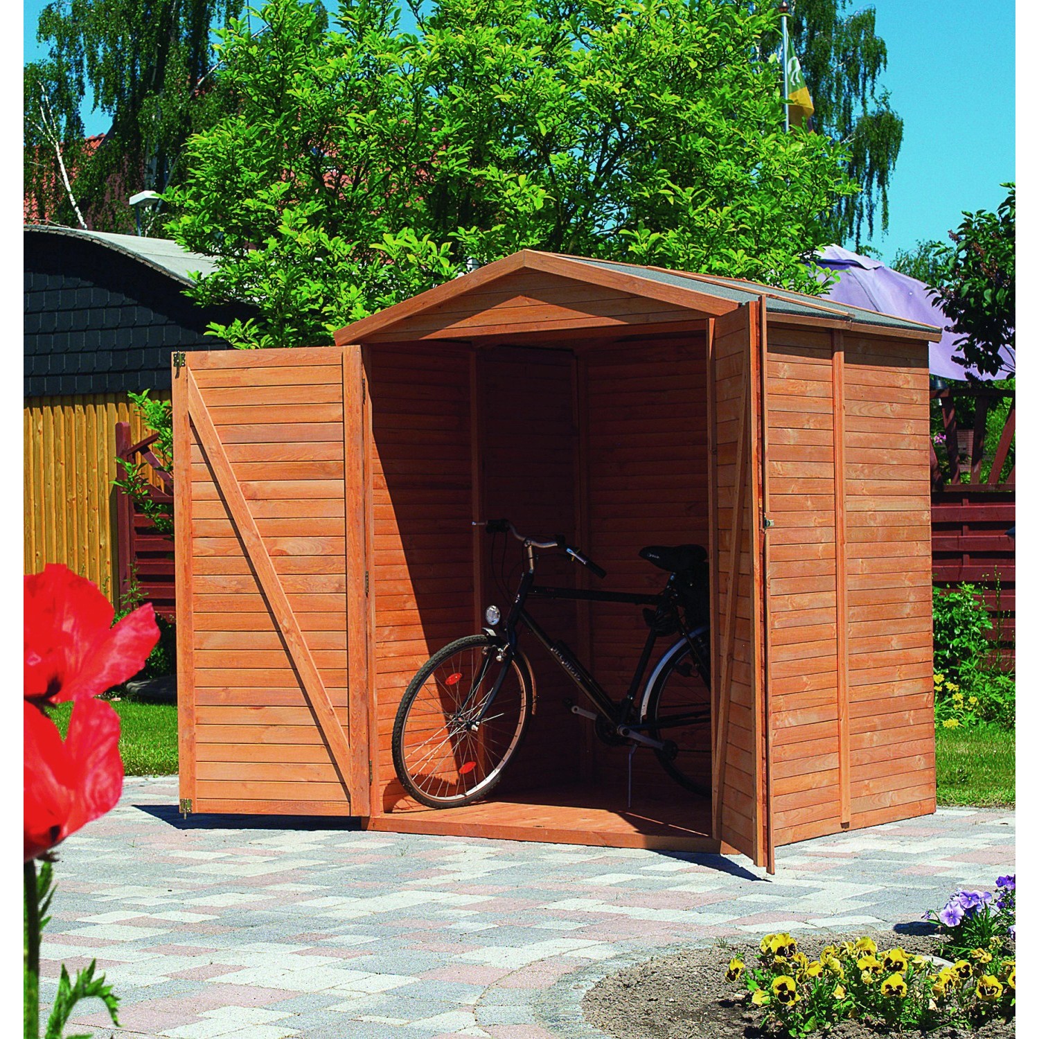 Geräumiger, brauner Geräteschrank Rhön aus Kiefernholz mit geöffneten Türen und Fahrrad im Inneren.