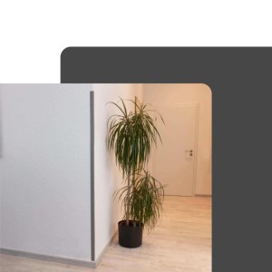 Graues Dalsys PVC Winkelprofil selbstklebend an weißer Wand, schützt Ecken. Ideal für Kantenschutz.