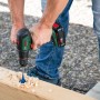 Bosch Akku-Bohrschrauber Advanced Drill 18V-80 beim Bohren in Holz.