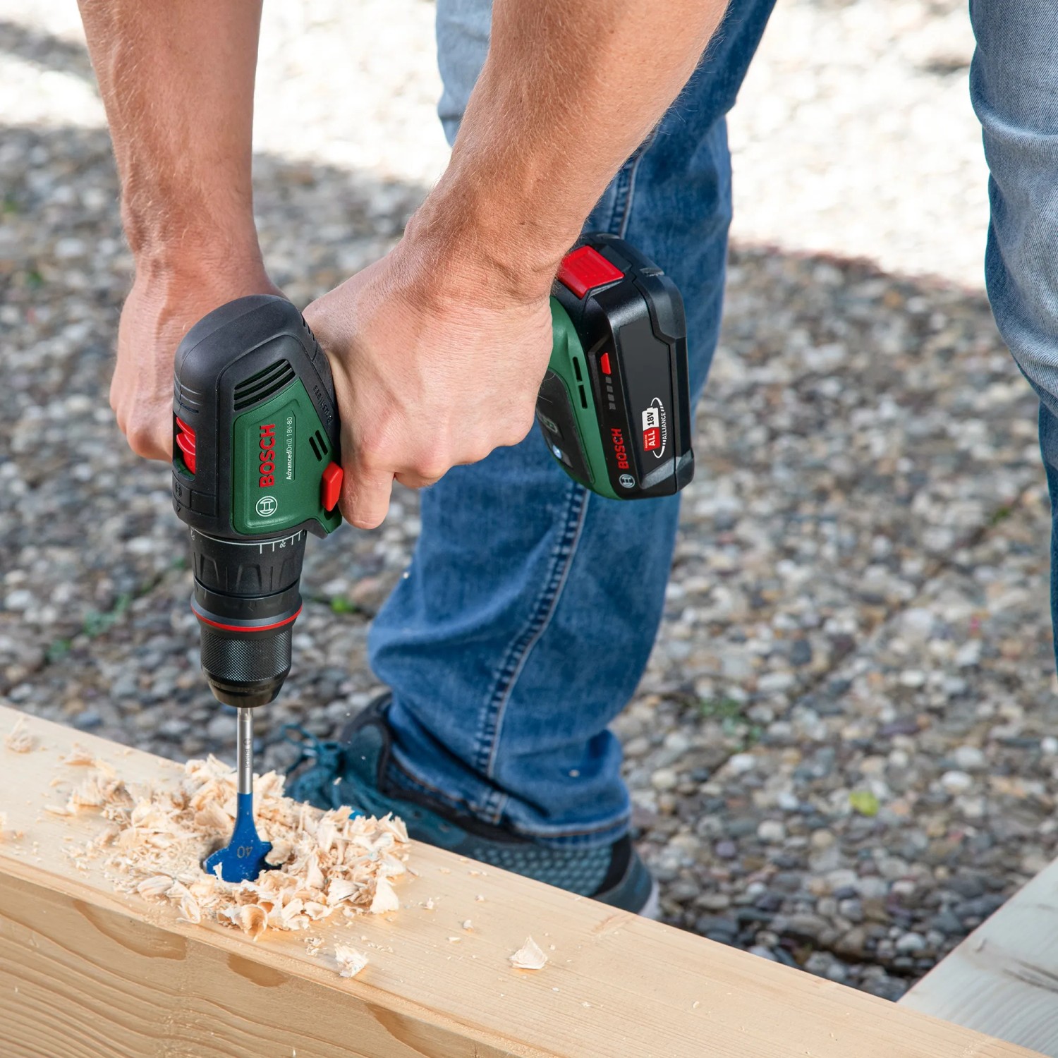 Bosch Akku-Bohrschrauber Advanced Drill 18V-80 beim Bohren in Holz.