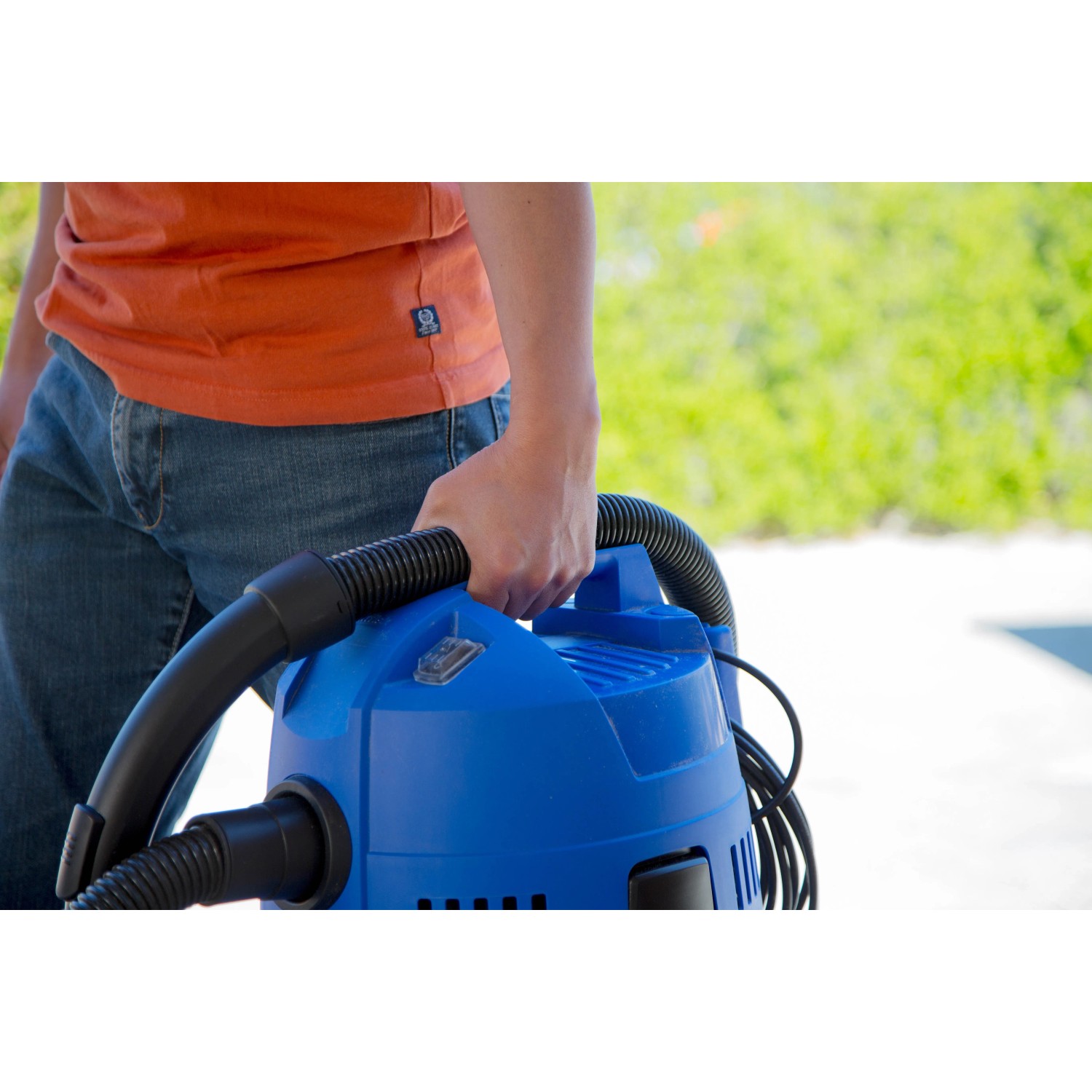 Blauer Nilfisk Nass- und Trockensauger Buddy II 18 beim Tragen.