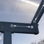 Detailaufnahme: Graue Palram Sierra Terrassenüberdachung mit Polycarbonat-Platten und Maßangaben.