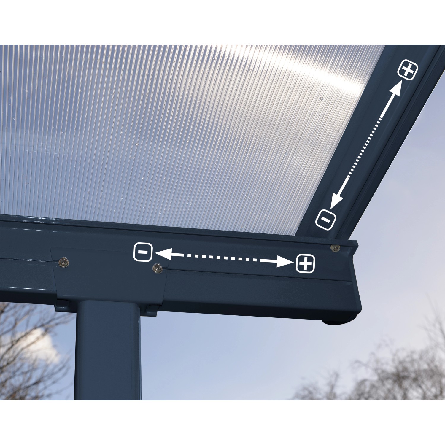 Detailaufnahme: Graue Palram Sierra Terrassenüberdachung mit Polycarbonat-Platten und Maßangaben.