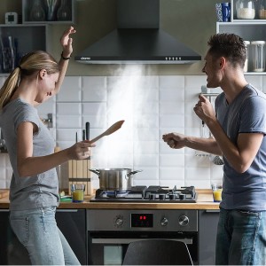 CIARRA Dunstabzugshaube 60cm in Schwarz über Kochfeld mit Paar beim Kochen.