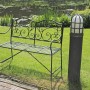 Mattschwarze Garden Pleasure Gartenbank Vesuv mit filigraner Rückenlehne im Garten.