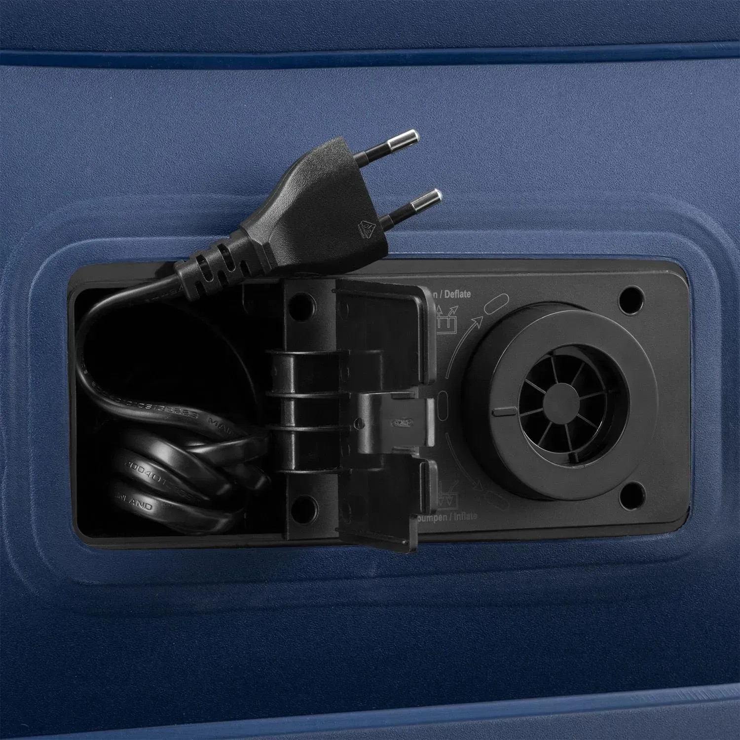 Detailaufnahme: Integrierte Pumpe des blauen Juskys Luftbetts Sapri L mit Eurostecker.