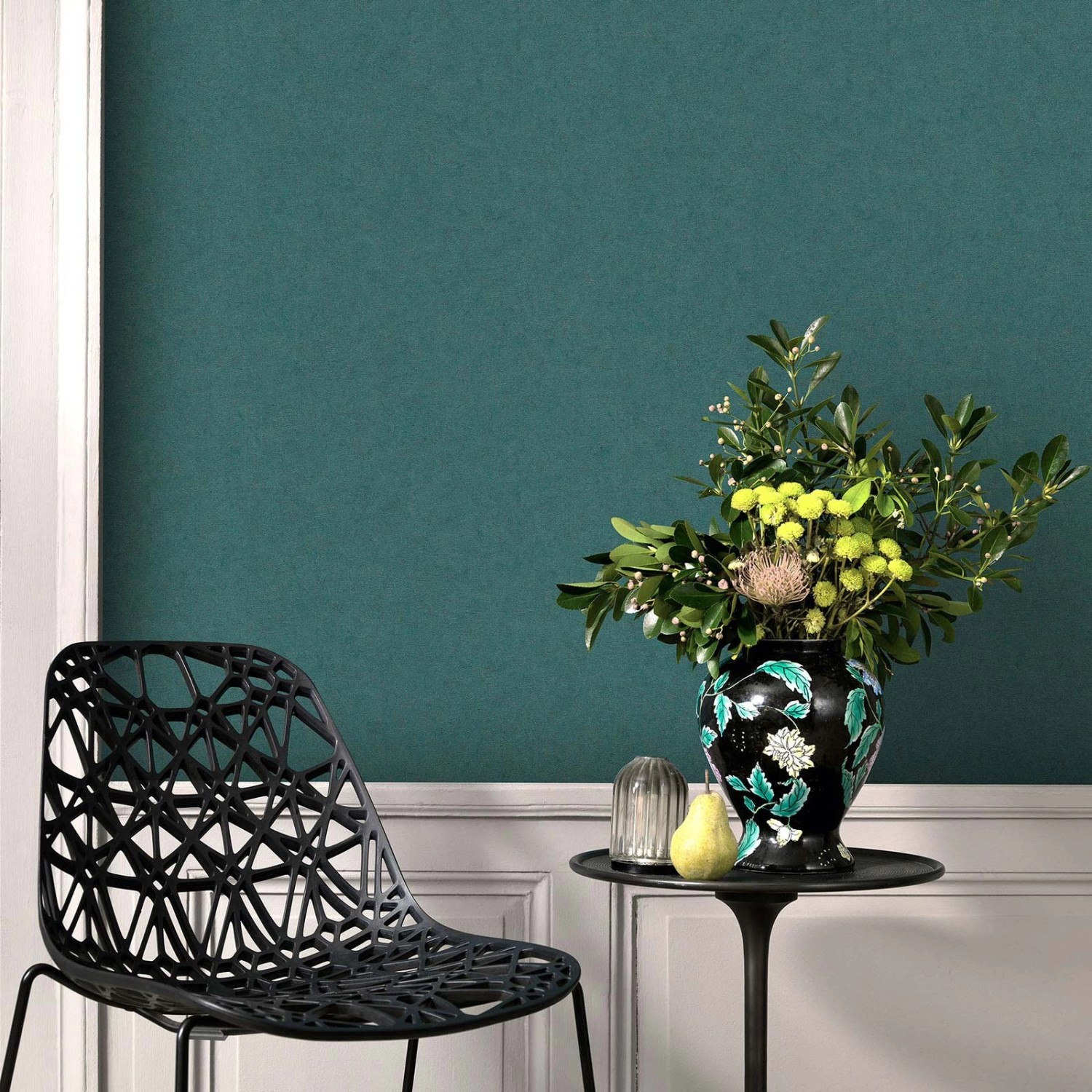 Dunkelgrüne Bricoflor Vliestapete von Guido Kretschmer im Raum.