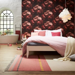 Romantisches Schlafzimmer mit Rosen-Tapete in Schwarz und Rot. Vliestapete im Vintage-Stil.