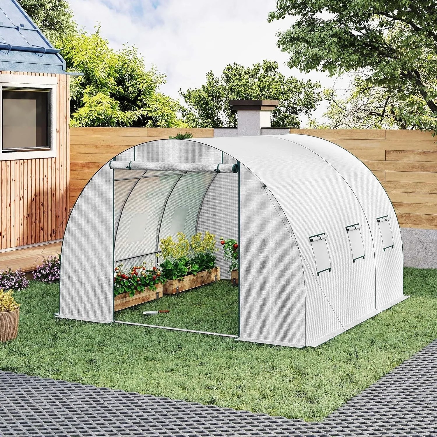 Weißes WOLTU Gewächshaus mit offener Tür, 6 Fenstern und Pflanzen im Garten. Winterfester Folientunnel für Anbau.