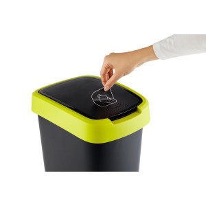 Rotho Swingeimer Twist, 10 l, limegrün: Mülleimer mit Schwingdeckel und Hand, die einen Aufkleber anbringt.
