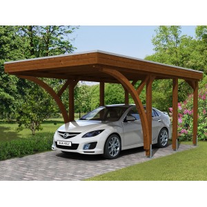 Skan Holz Carport Friesland Nussbaum mit Auto. Einzelcarport mit Aluminiumdach und Holzkonstruktion.