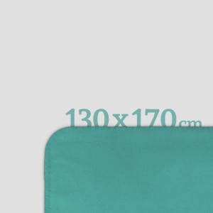 Türkisfarbene Fleecedecke (130x170 cm) mit Kedernaht. Kuschelig und pflegeleicht.