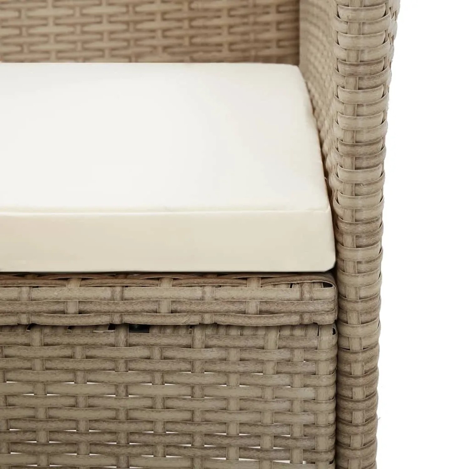 Detailansicht: Beige Gartenstuhl aus Rattan mit cremeweißem Sitzkissen, Teil der vidaXL 3-tlg. Garten-Essgruppe.