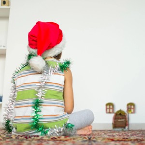 Buntes Relaxdays Feentür Set mit Tür, Fenstern und Laterne als Dekorative Figuren für den Garten.