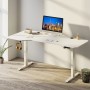 Weißer, höhenverstellbarer Juskys Schreibtisch mit Ablage, 160x75 cm, im modernen Büro.